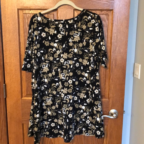 Lularoe Black & Taupe Floral Perfect Tee NWOT - Picture 6 of 6